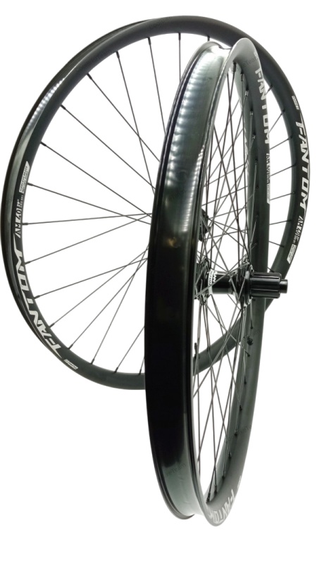 Roti Funn Fantom Boost Mullet 27,5"R/29''F, jante Fantom AM40, 32H, Tubeless, valva presta 44mm, ax fata 15x110mm, ax spate 12x148mm, ptr, frana disc (6 suruburi) caseta Shimano, negru anodizat