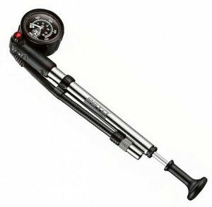 Pompa Beto SP-003AGN, mini de aluminiu si manometru (400Psi) pentru suspensii de bicicleta, argintie, A584, AM