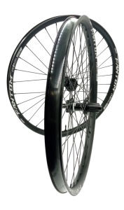 Roti Funn Fantom Boost 27,5'' jante Fantom AM40, 32H, Tubeless, valva presta 44mm, ax fata 15x110mm, ax spate 12x148mm, ptr, frana disc (6 suruburi) caseta Shimano, negru anodizat "