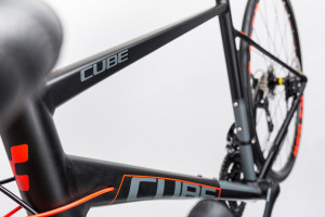 Bicicleta Cube Attain SL Disc negru/rosu 2017