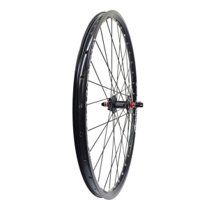 Roata fata Remerx Rocky Disc 650B 27,5x22 dubla, simplu capsata, neagra, 36 spite Sapim Leader negre, butuc alu Quanta ME6F, negru, rulmenti, ax cu excentric