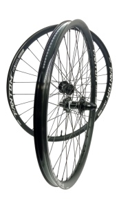 Roti Funn Fantom Boost 27,5'' jante Fantom AM35, 32H, Tubeless, valva presta 44mm, ax fata 15x110mm, ax spate 12x148mm, ptr, frana disc (6 suruburi) caseta Sram XD, negru anodizat