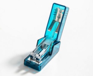 Capsator 12 Coli 24/6 Mini Nu Sign Albastru Transparent Deli - Img 2