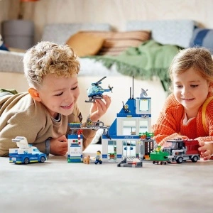 LEGO City, Sectie de politie, 668 piese - Img 3