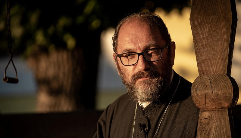 Părintele Constantin Necula, mesaj la început de post: „Vă rog să vă concentrați pe icoane, nu pe ecrane de televiziune”