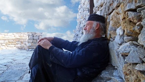Convorbire cu un monah din pustie: ”Există vreo explicaţie asupra faptului că unii oameni mor de tineri, iar alţii la adânci bătrâneţi?”