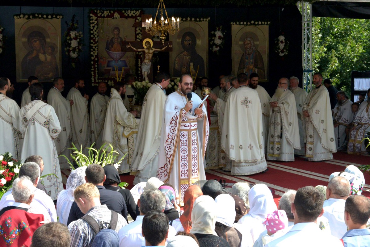 Mai mergeţi la biserică. Vă mai desfundaţi urechile…