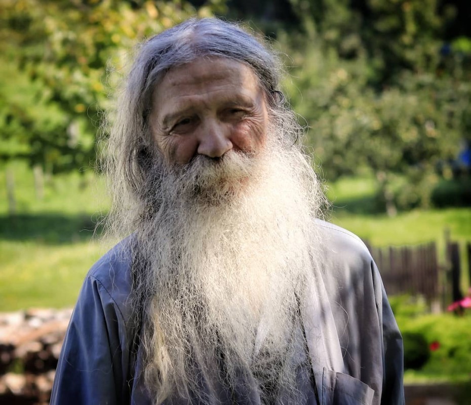 Nu mai purta grijă de ce fac alţii, ia seama la ce faci frăţia ta!