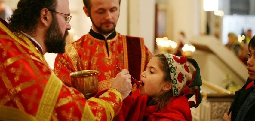 O linguriță înmuiată în Sîngele Domnului nu mai este un obiect casnic bun de pus în mașina de spălat vase, ci este un obiect liturgic care trebuie să rămînă în altar