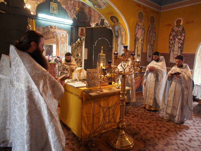 Sfânta Liturghie mai ţine lumea
