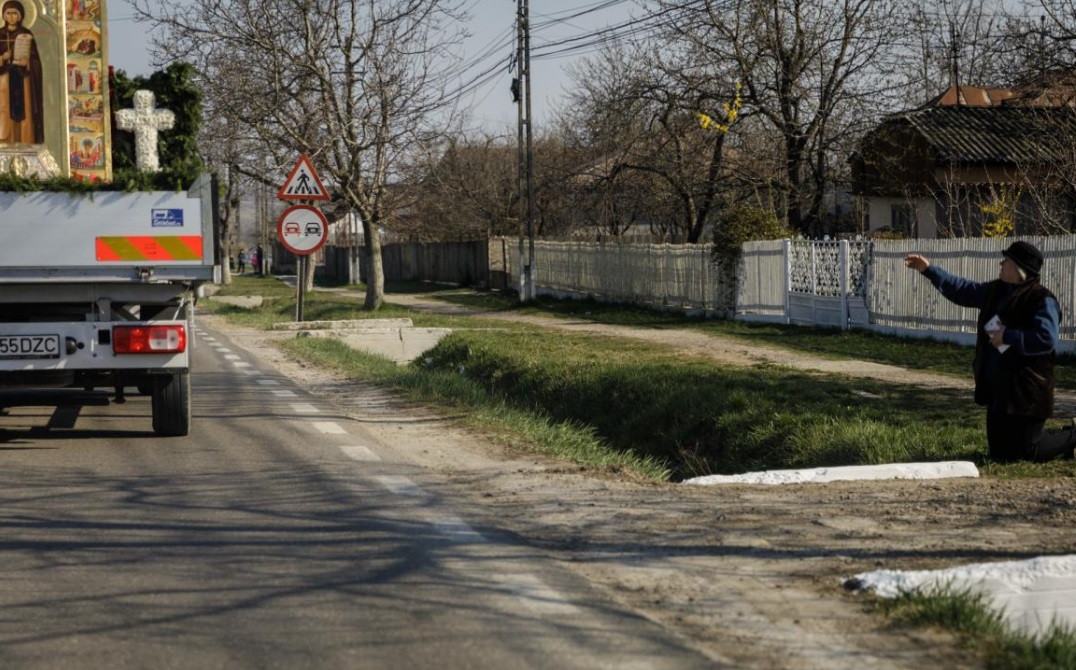 „Sfânta Parascheva era așteptată în genunchi, cu lumânări aprinse”
