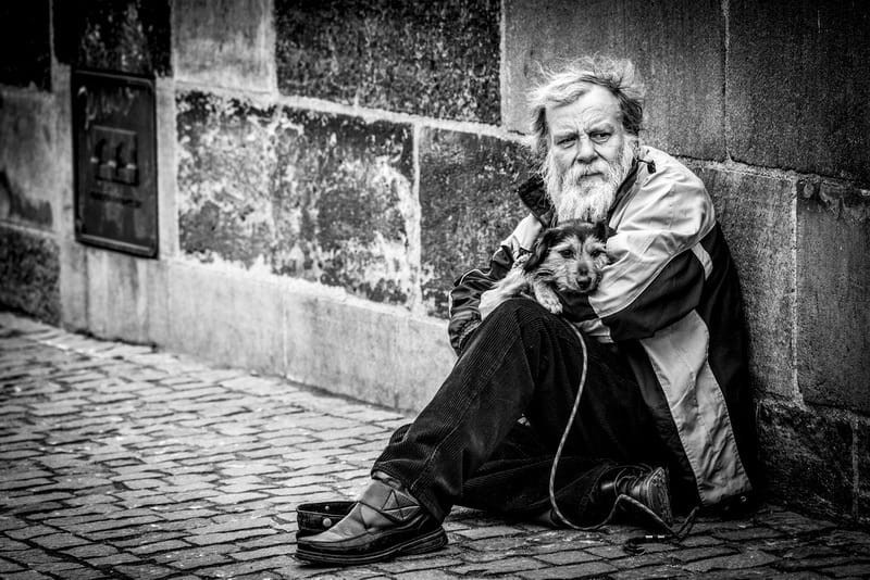 Dacă dăm milostenie doar ca să avem conştiinţa împăcată, atunci ne păcălim singuri