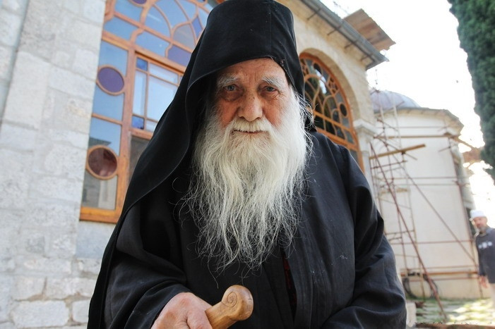 Oamenii au copii, au griji, cum au să poată ei să se roage neîncetat?…