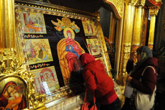 Persoanele cu buzele rujate să nu se atingă de icoane, de cruce şi de niciun obiect sfinţit