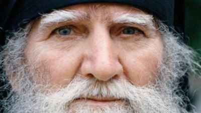 Vrăjmaşul nu se apropie de cei ce au un duhovnic bun