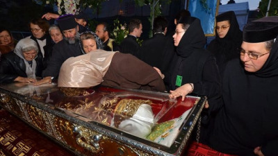 Pupătorii de moaşte şi ucigaşii de mamă