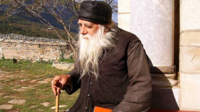 Viaţa fără cuvânt mai mult foloseşte, iar cuvântul şi strigând supără