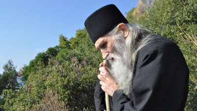 Iubiţi-vă preoţii şi rugaţi-vă pentru ei
