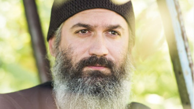Cel care nu iubeşte biserica, cel care nu iubeşte Liturghia să nu se amăgească că se roagă acasă!