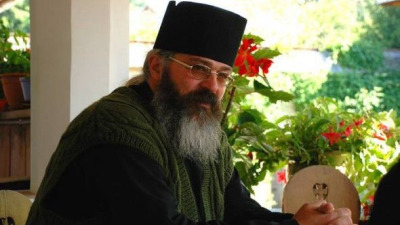 Povestindu-i altuia necazul tău nu faci altceva decât să îi dai prilej să te discute și să râdă!
