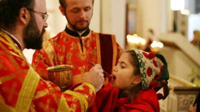 O linguriță înmuiată în Sîngele Domnului nu mai este un obiect casnic bun de pus în mașina de spălat vase, ci este un obiect liturgic care trebuie să rămînă în altar