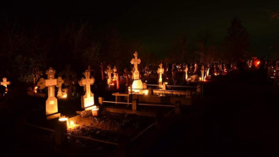 Asta-i România, călcată, umilită, plină de noroi, ascunsă, furată, care stă ghemuită în tufiș să asculte Cuvântul lui Dumnezeu...