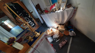 Uși rupte, geamuri sparte, Biserica vandalizată...