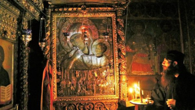 Prin rugăciune la Maica Domnului, toate necazurile își găsesc rezolvarea