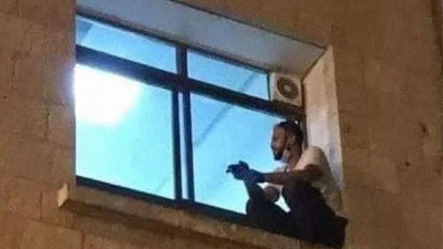 Un tânăr n-a vrut să-și lase mama să moară singură în spital și s-a cățărat zilnic două etaje până la fereastra ei