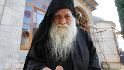 Oamenii au copii, au griji, cum au să poată ei să se roage neîncetat?…