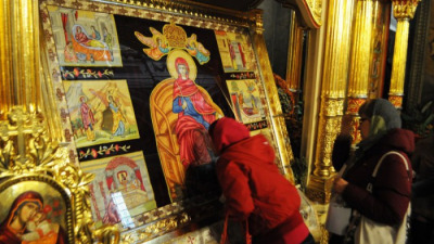 Persoanele cu buzele rujate să nu se atingă de icoane, de cruce şi de niciun obiect sfinţit