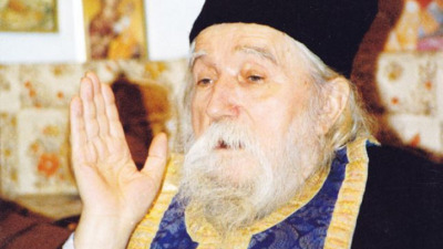 Femeile care iși fac părul la coafor, poartă pantaloni și se machiază, calcă Sfintele Canoane?