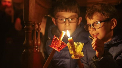 „Nu te teme că niciodată nu te ascultă copiii – teme-te că te privesc tot timpul!”