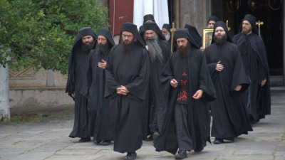 Dumnezeu își alege slujitorii din noroiul lumii și-i face mai albi decât zăpada