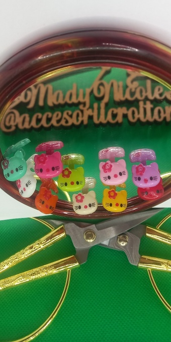 Nasturi plastic Hello Kitty Set 5 bucati C4