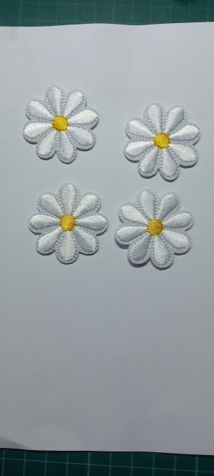 Aplicatie brodata Floare Alba 4cm/4cm