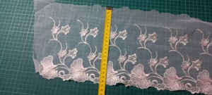 Broderie pe tulle Crem Latime 20 cm Mod 40 Cupon 13 m - Img 2