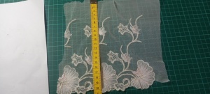 Broderie pe tulle Crem Latime 20 cm Mod 40 Cupon 13 m - Img 3