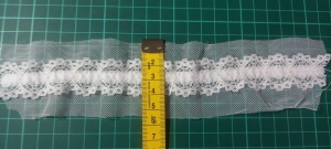 Dantela alba dimensiune 3 cm pe tulle lat 6 cm cu elastic Mod 24 Rola 5 m