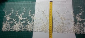 Broderie pe tulle Crem Latime 20 cm Mod 39 Cupon 13 m - Img 2