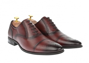 Pantofi barbati eleganti cu perforatii din piele naturala de culoare visinie - 356VIS