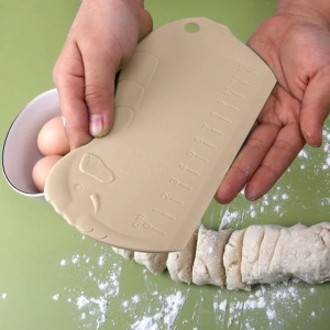 Taietor aluat din plastic ABS, awwaline, crem, gradat, BPA free, model elefant, 17 x 9 cm