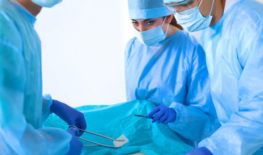 Halate Chirurgicale Sterile: Bariera Esențială pentru Siguranța și Igiena în Blocul Operator