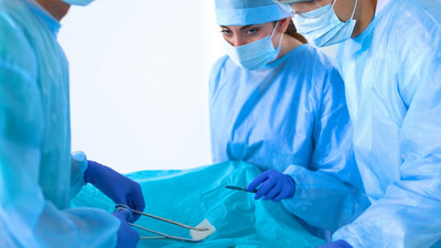 Halate Chirurgicale Sterile: Bariera Esențială pentru Siguranța și Igiena în Blocul Operator