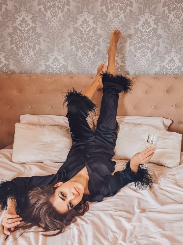 PIJAMA NEAGRA DIN SATIN CU PENE BELLA
