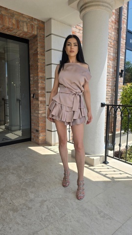 COMPLEU NUDE BLUZA SI PANTALONI SCURTI CU VOLANE ALEXANDRA - Img 3