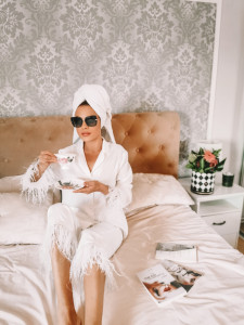 PIJAMA ALBA DIN SATIN CU PENE BELLA - Img 2