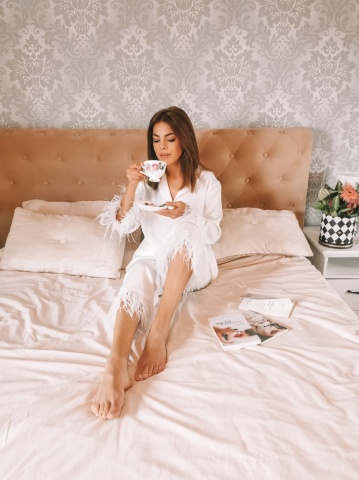 PIJAMA ALBA DIN SATIN CU PENE BELLA - Img 1