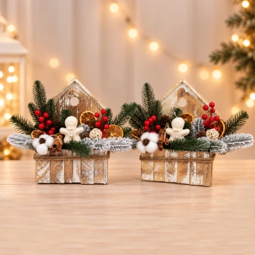Aranjamente de Crăciun în căsuțe rustice din lemn, cu brad artificial, fructe uscate și decorațiuni festive
