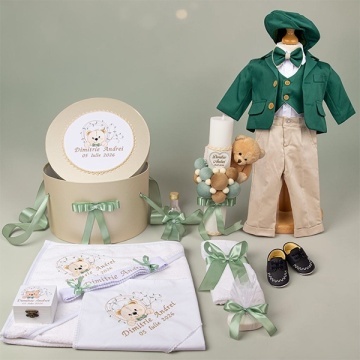 Set complet botez băiat cu trusou, cutie, lumânare și costum – Ursuleț cu frunze – SCB013